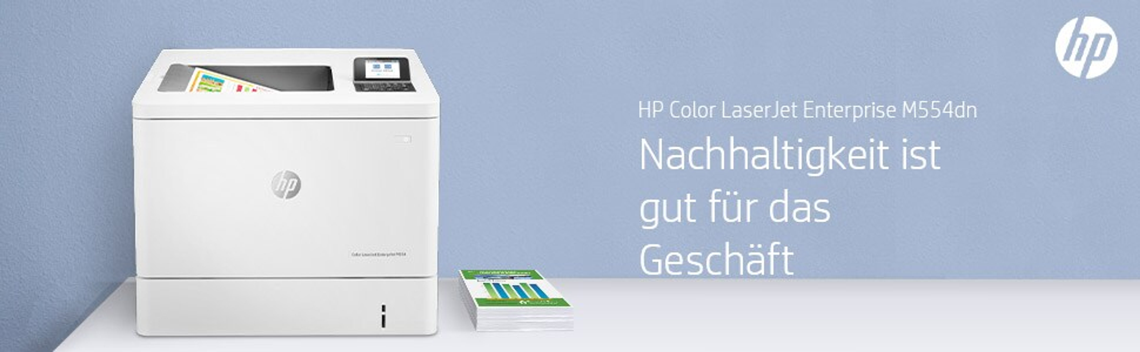 Een banneradvertentie met een witte printer en een stapel papier. De tekst in het Duits luidt: "Duurzaamheid is goed voor het bedrijf".