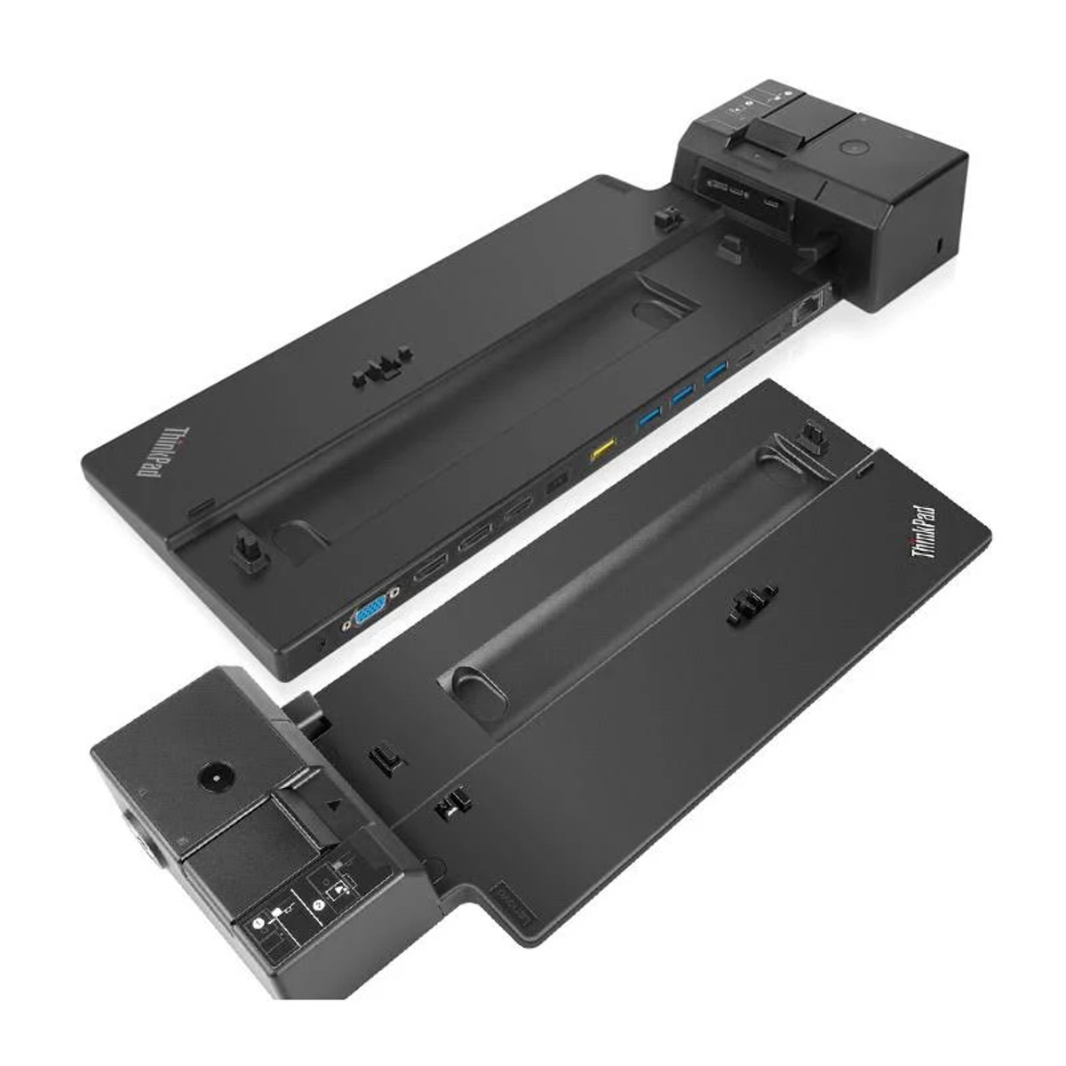 Zwei schwarze Dockingstationen auf weißer Oberfläche. Sie haben Anschlüsse und das ThinkPad-Logo.