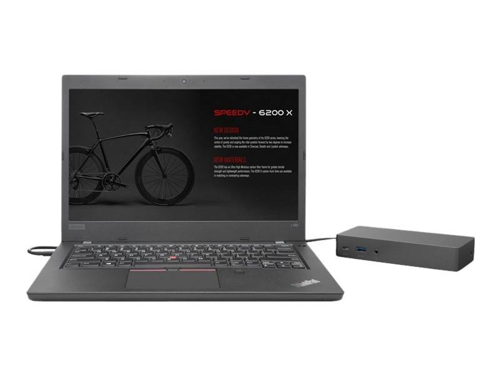 Ein schwarzer Laptop mit Dockingstation, Fahrradbild, auf weißer Oberfläche.