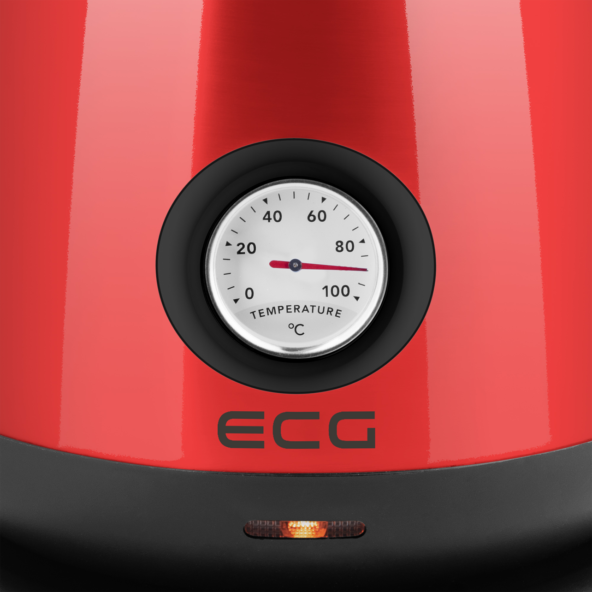 Roter Wasserkocher mit schwarzem Rand. Auf der Vorderseite befindet sich ein runder Temperaturanzeiger. Die Marke ECG ist sichtbar.