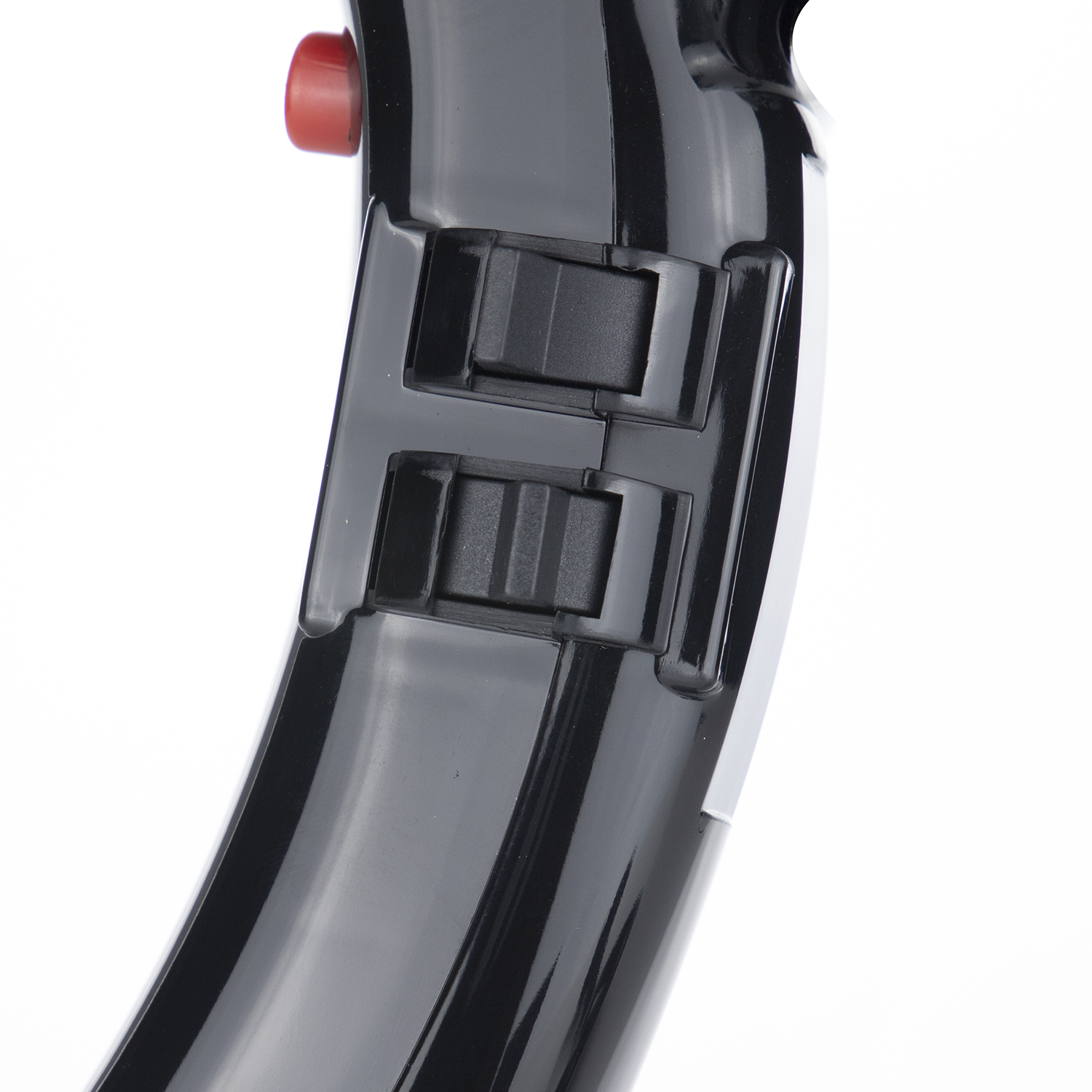 Zbliżenie czarnego urządzenia z czerwonym przyciskiem i dwoma przyciskami poniżej.