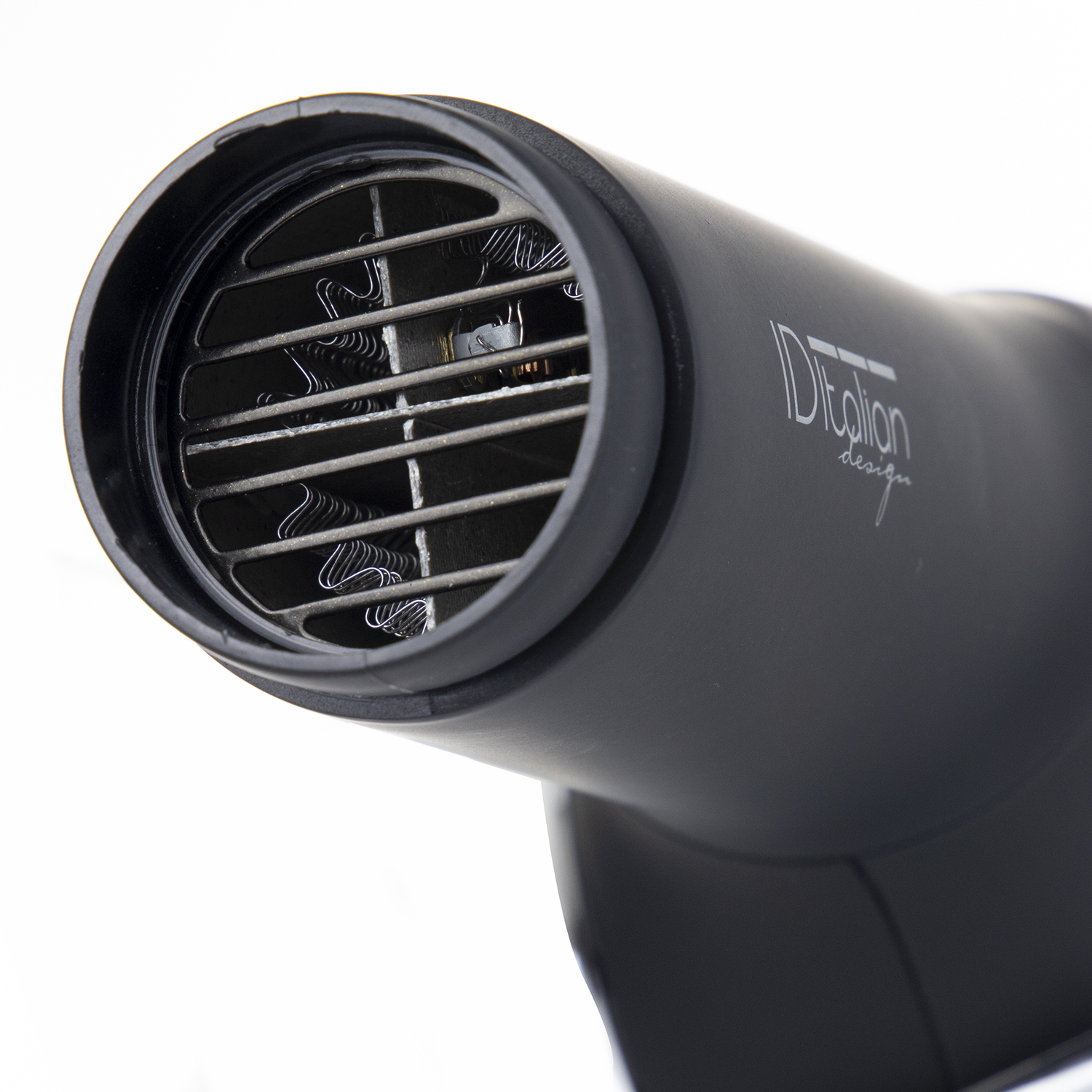 Zbliżenie wlotu powietrza czarnej suszarki do włosów, z widoczną marką.