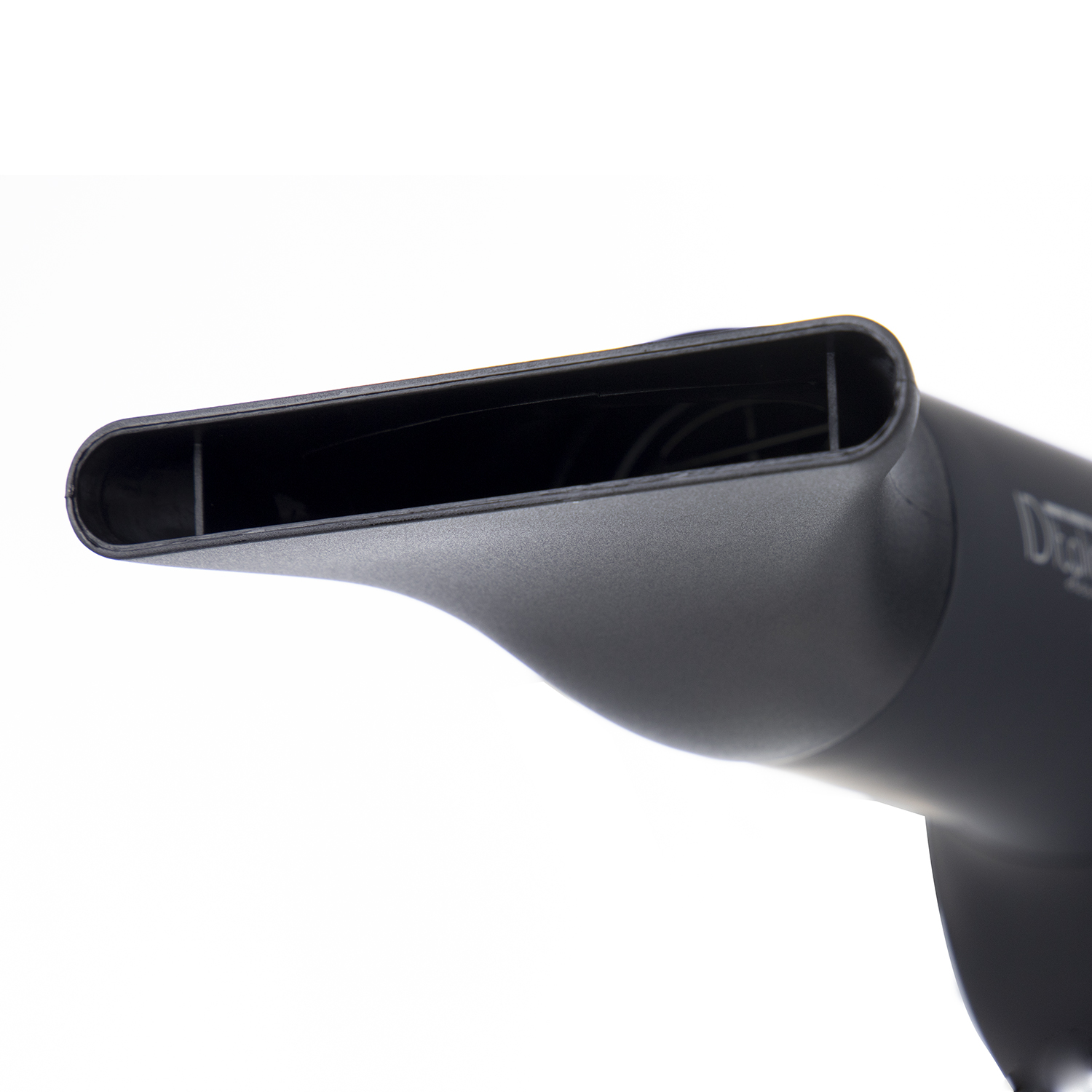 Zbliżenie czarnej dyszy suszarki do włosów, na białym tle.