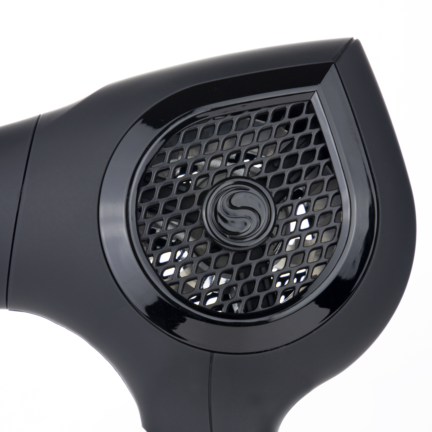 Zbliżenie na tył czarnej suszarki do włosów z filtrem siatkowym i logo. Błyszcząca obudowa.