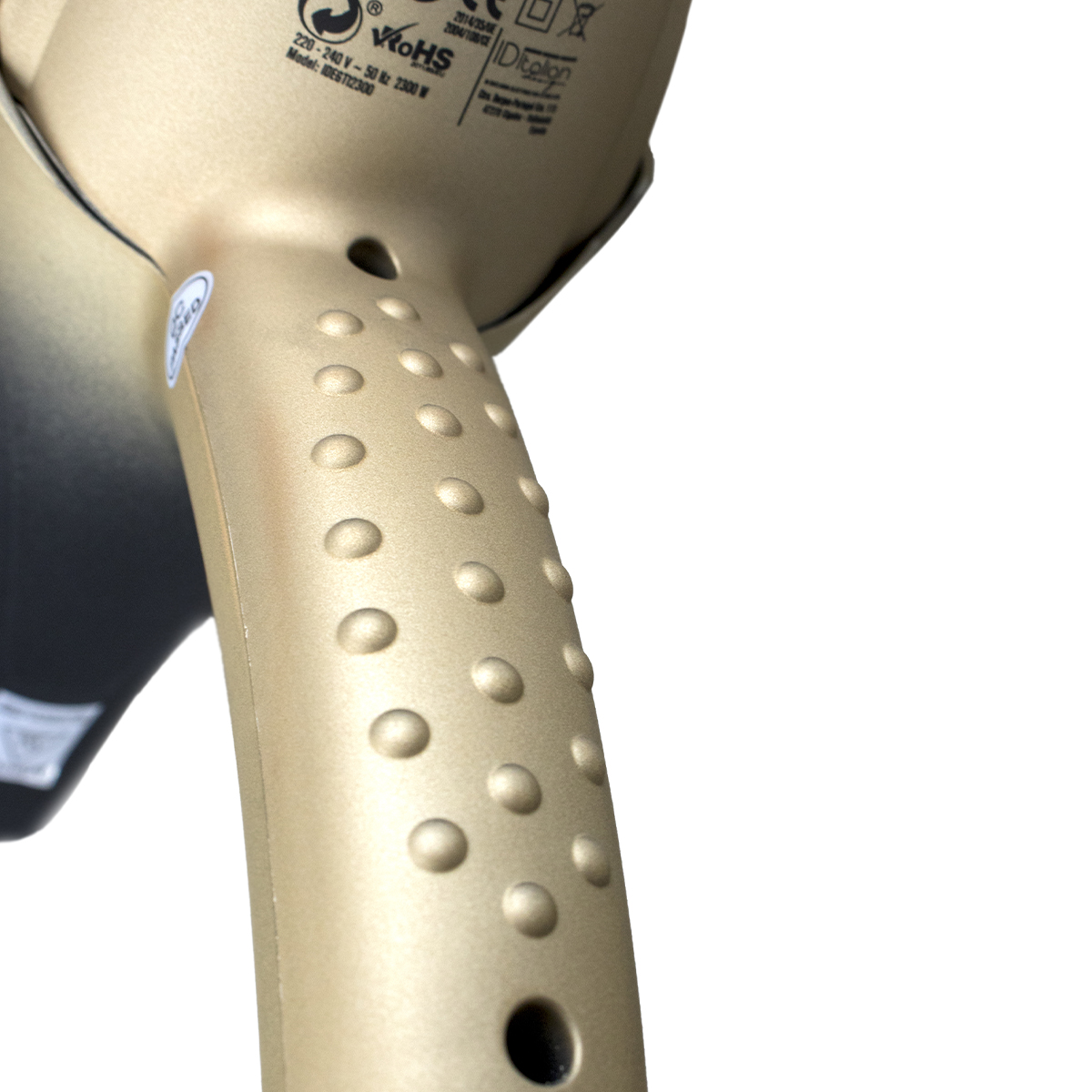 Złoty uchwyt suszarki do włosów z teksturowanym uchwytem. Białe tło.