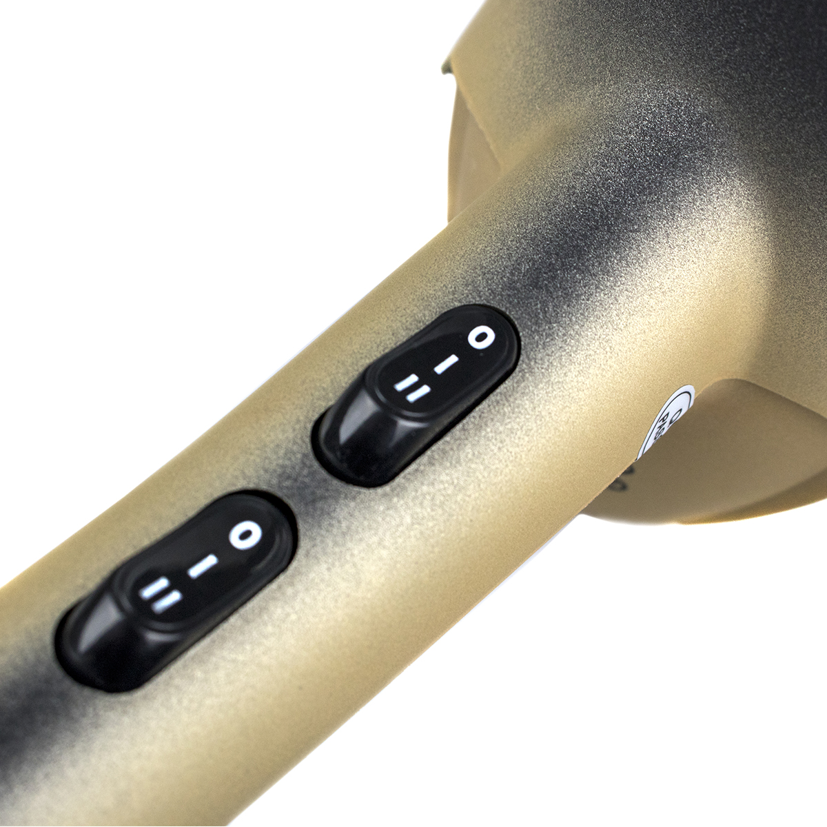 Ekspres do kawy, młynek i akcesoria na blacie kuchennym. Białe tło.