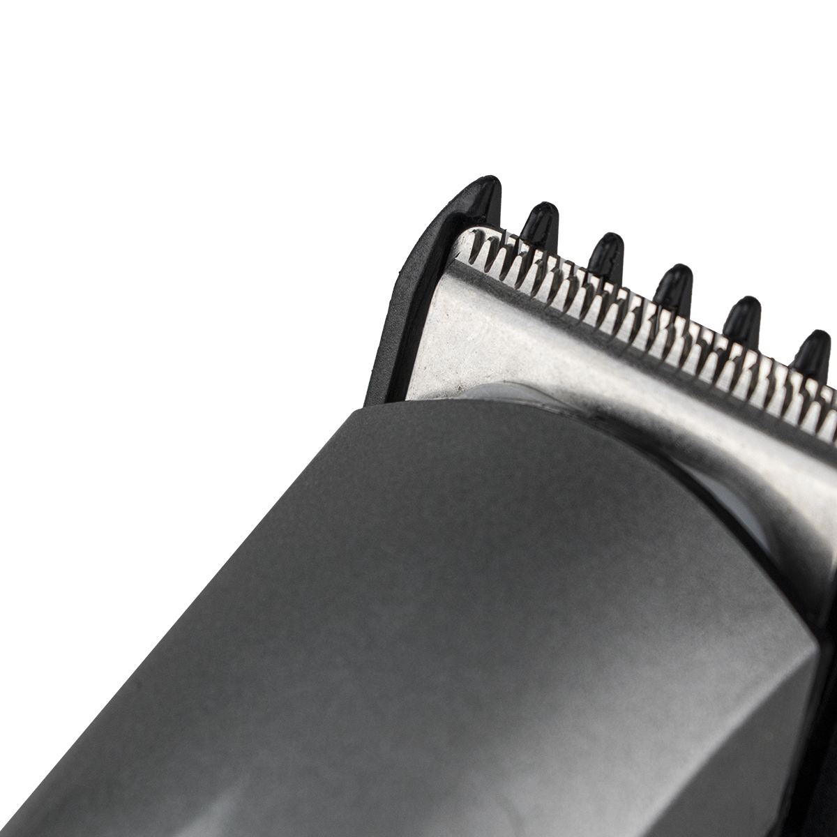 Zbliżenie na maszynkę do włosów ze srebrnym ostrzem.