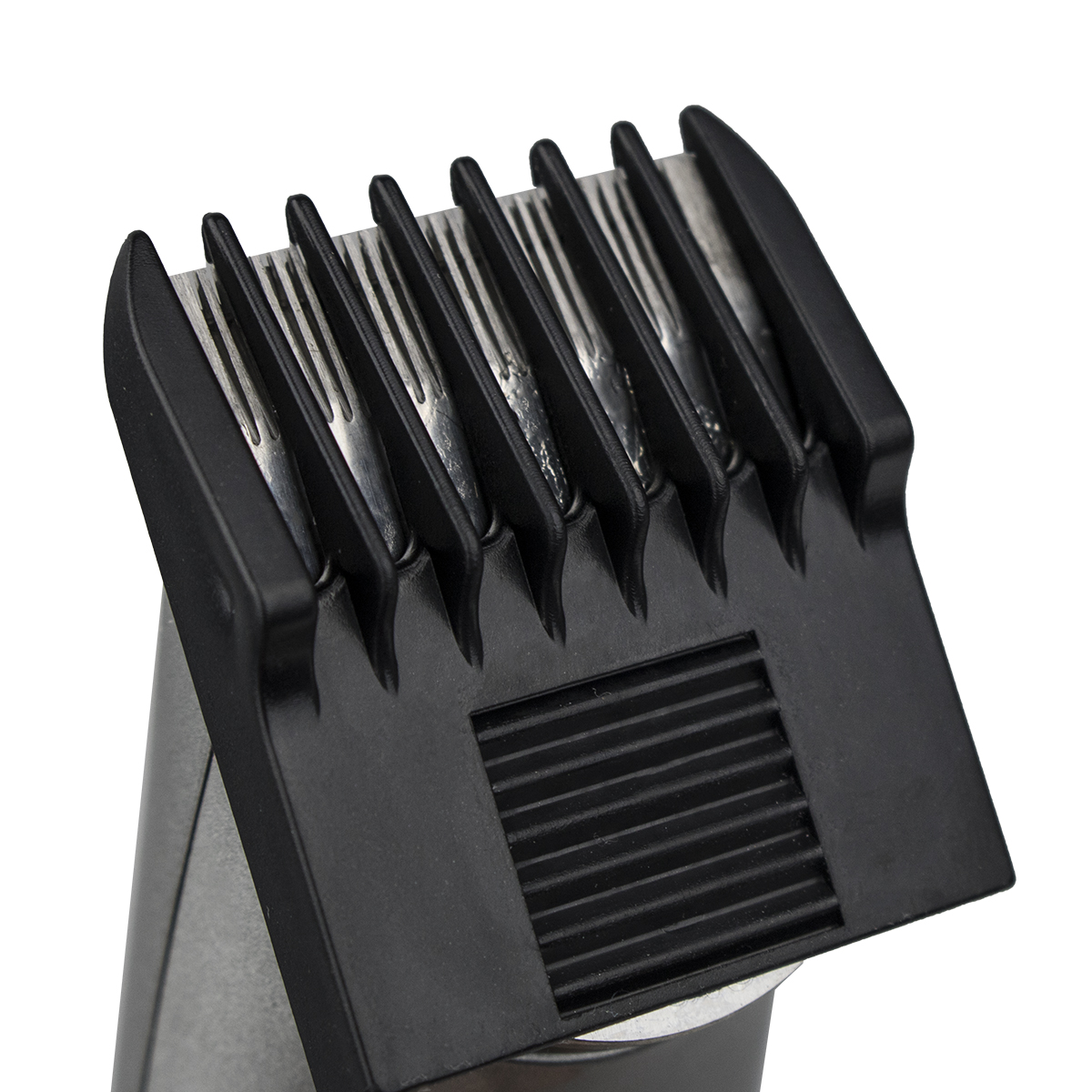 Zbliżenie czarnej osłony ostrza maszynki do włosów. Wewnątrz widoczne metalowe ostrza.