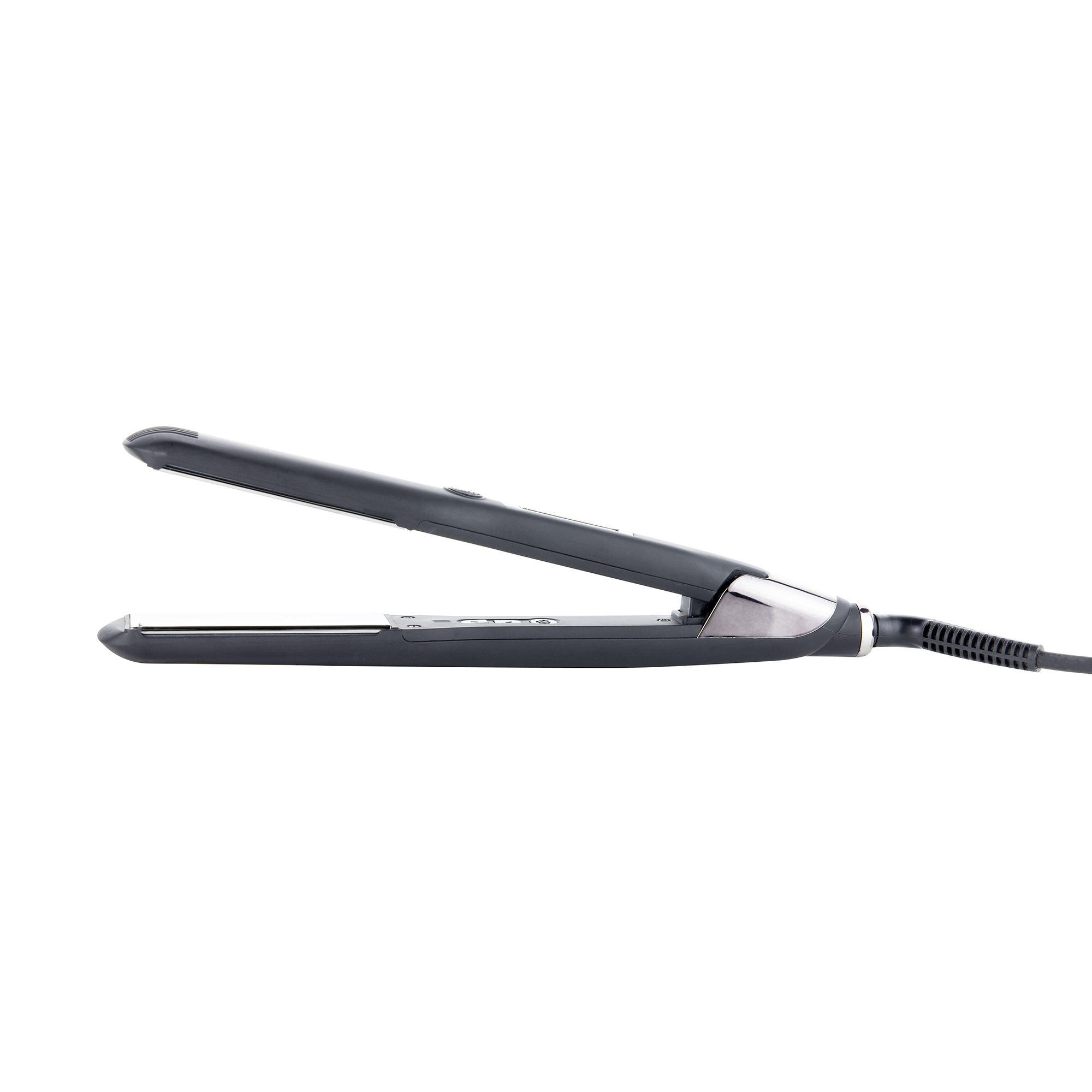 Czarna prostownica do włosów, otwarta. Ma czarny przewód i srebrny detal. Białe tło.