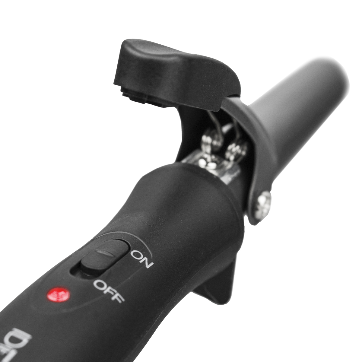 Zbliżenie na czarną lokówkę z włącznikiem/wyłącznikiem i czerwoną lampką kontrolną na białym tle.