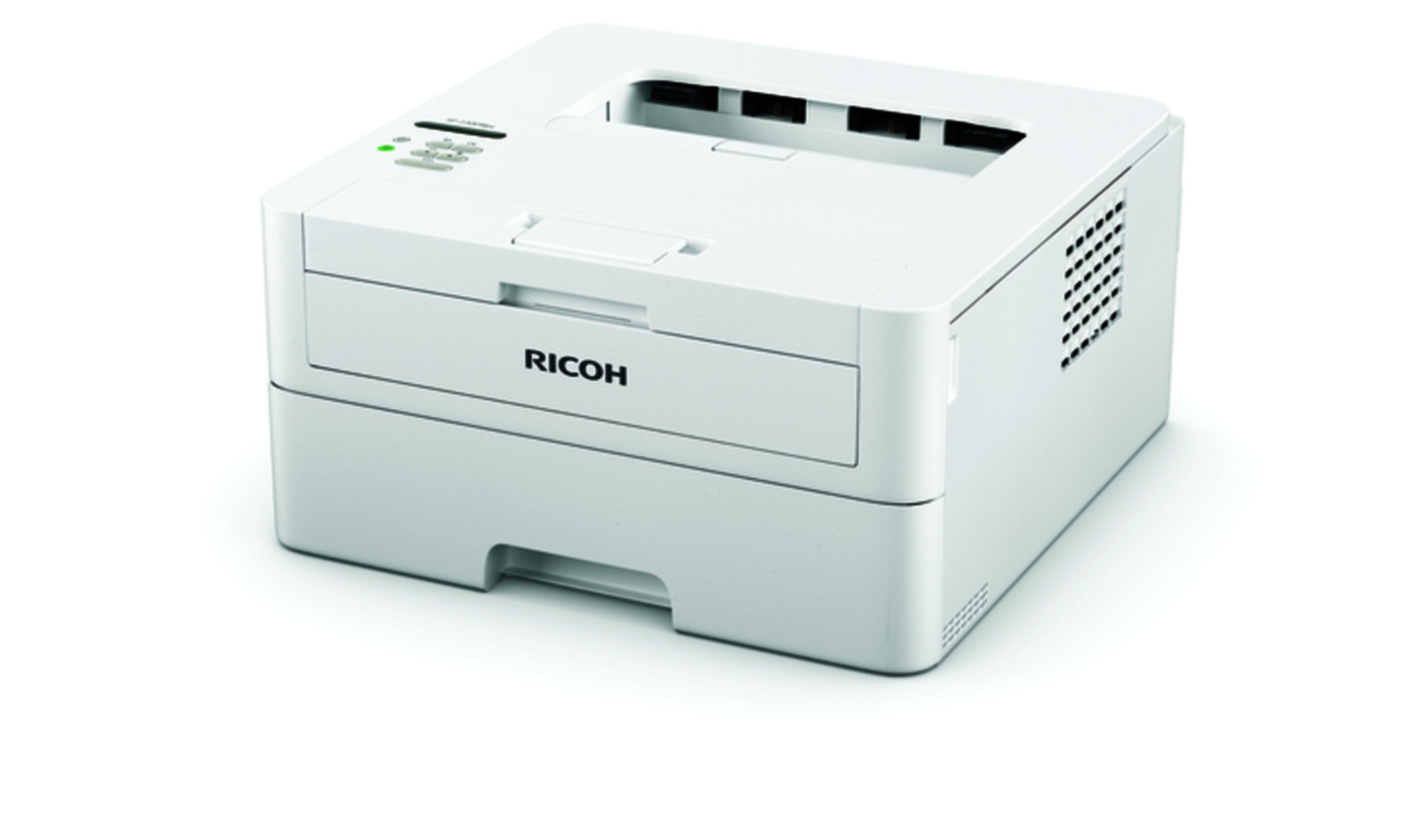 Biała drukarka RICOH z czarnym panelem przednim i zielonym przyciskiem zasilania, na białym tle.