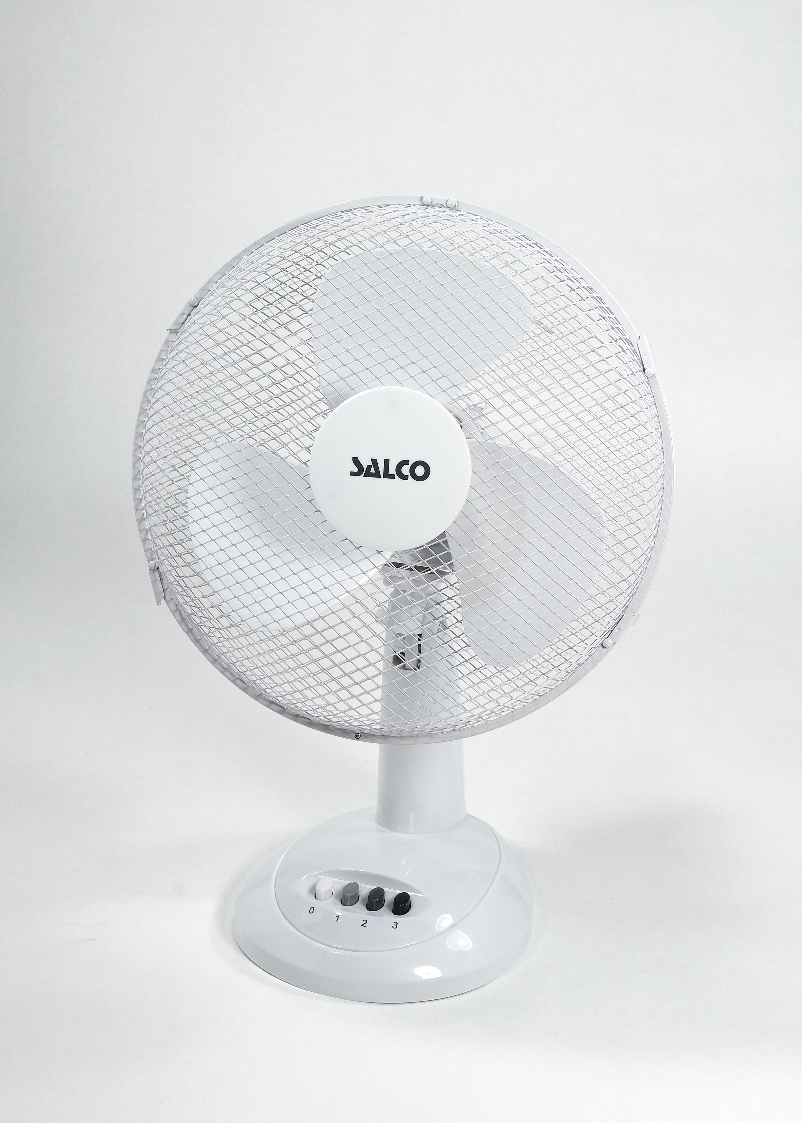 Ein weißer Schreibtischventilator mit drei Flügeln, Schutzgitter und Steuerbasis, vor weißem Hintergrund.