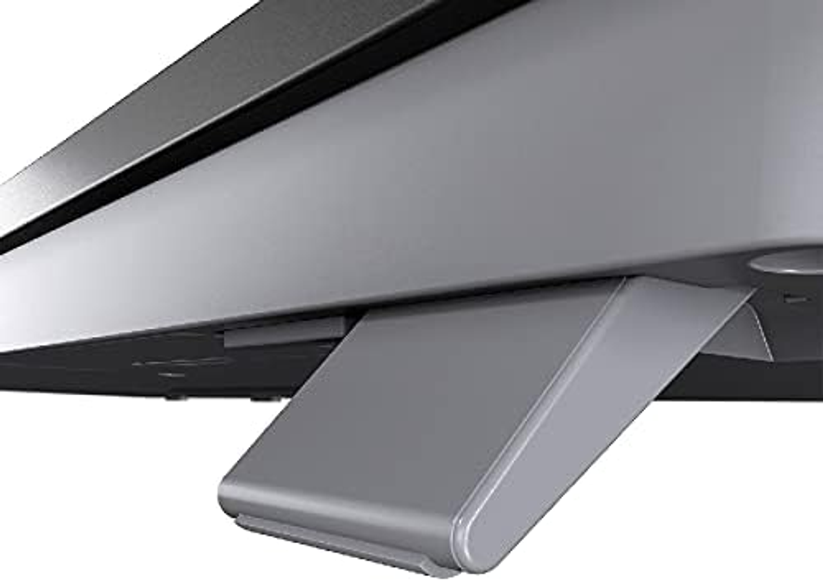 Zbliżenie podstawy monitora, szarej z zakrzywionym wzorem. Białe tło.