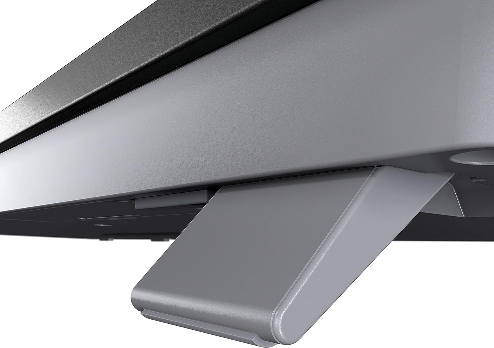 Srebrna podstawka monitora na białym tle. Podstawka jest pochylona.