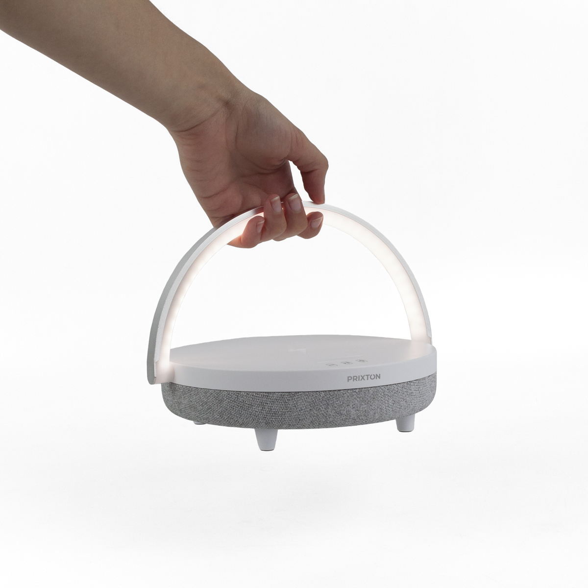 Ręka trzyma białą i szarą okrągłą przenośną lampę z zakrzywionym uchwytem i światłem.