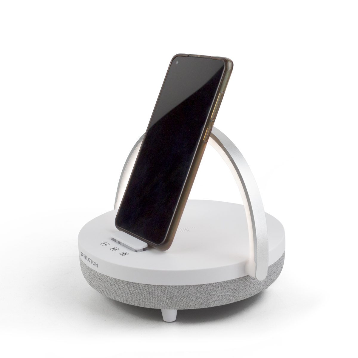 Biały głośnik z telefonem ładującym się na górze. Srebrny łuk i materiałowe boki.