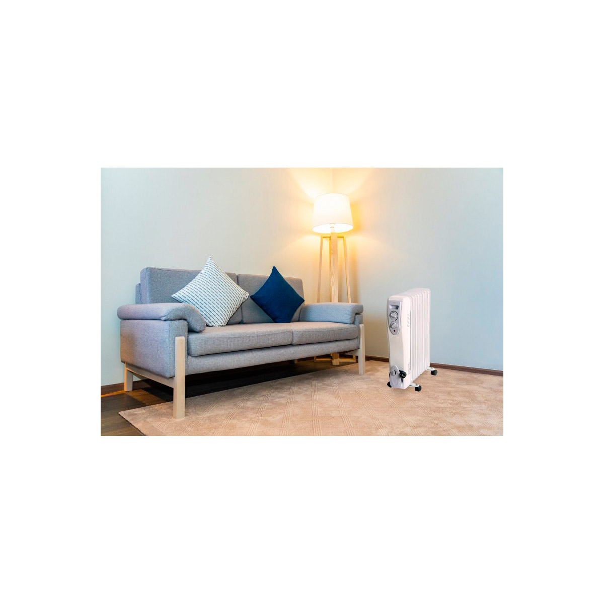 Wohnzimmer mit grauem Sofa, Kissen, Lampe und weißem Heizkörper.