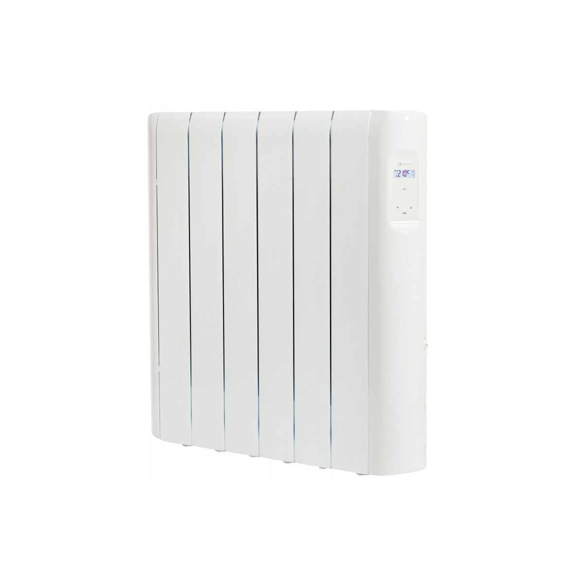 Un radiador eléctrico blanco con aletas verticales, una pequeña pantalla que muestra la hora, aislado sobre blanco.