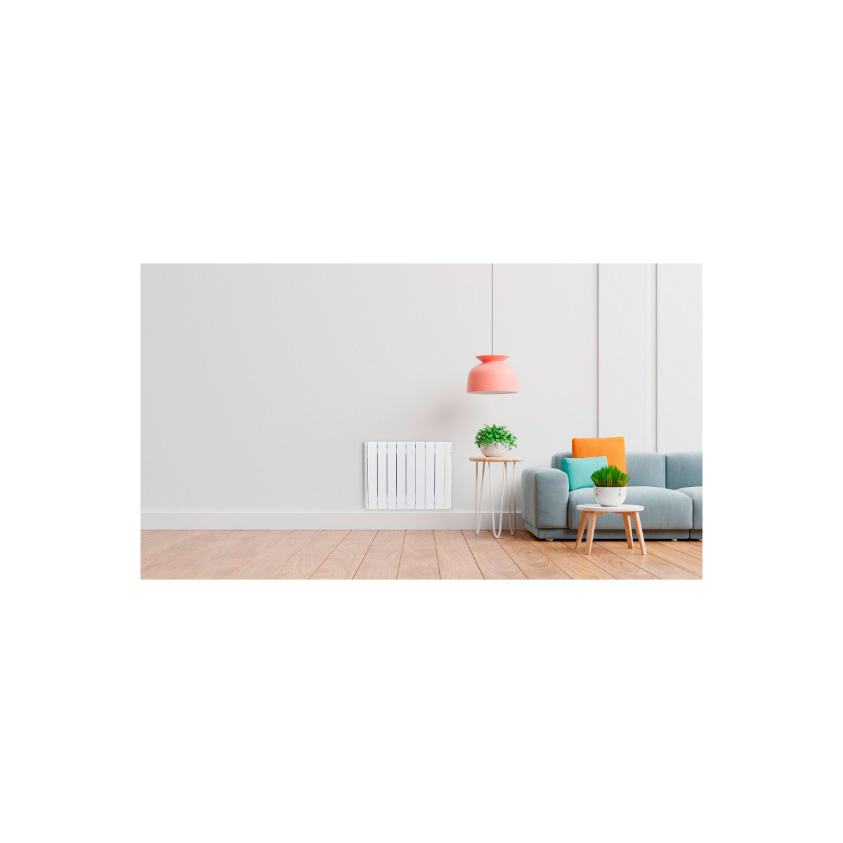 Salón con sofá, plantas y radiador. Pared blanca, suelo de madera y lámpara colgante rosa.