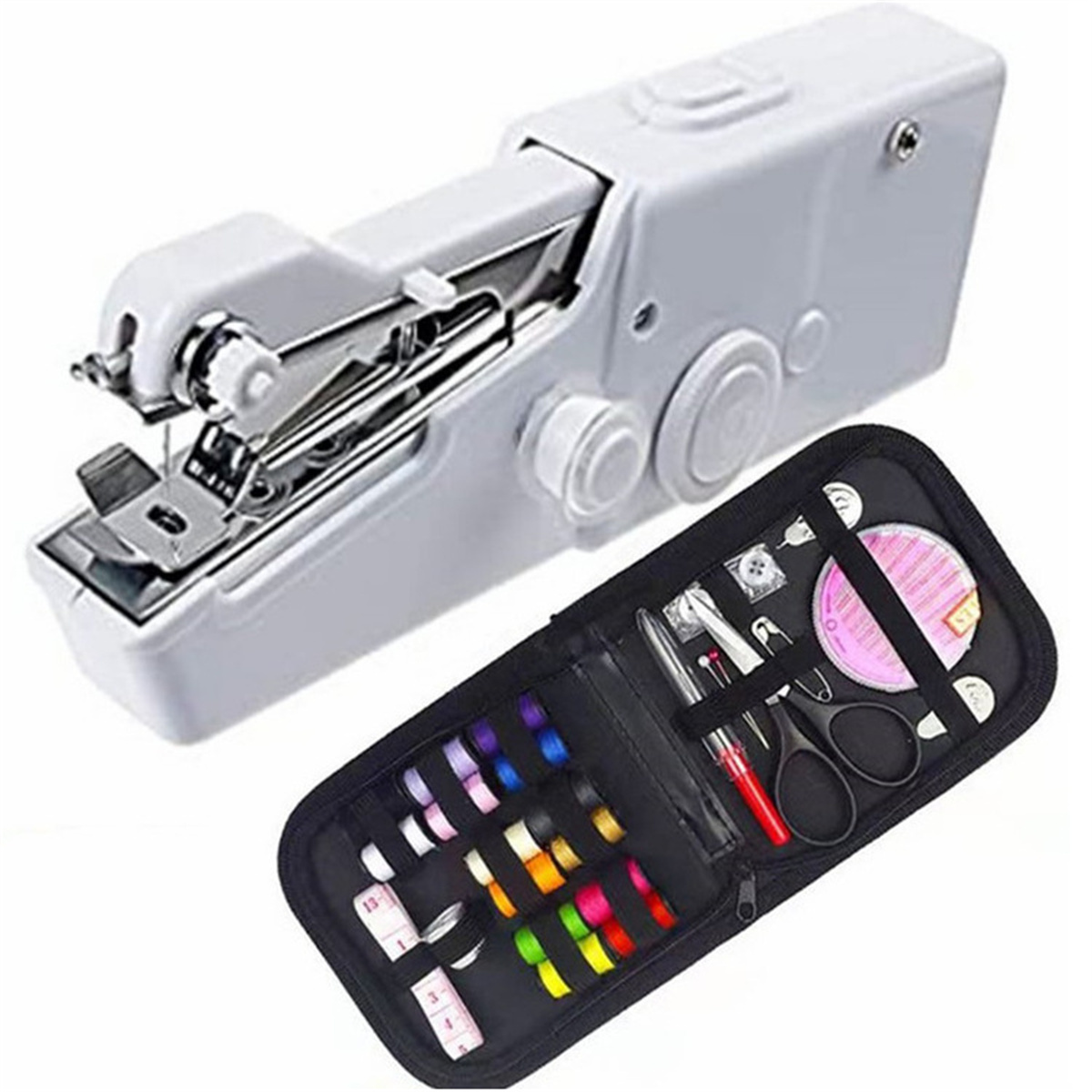 Una máquina de coser manual blanca con un kit de costura negro que contiene varios suministros de costura.