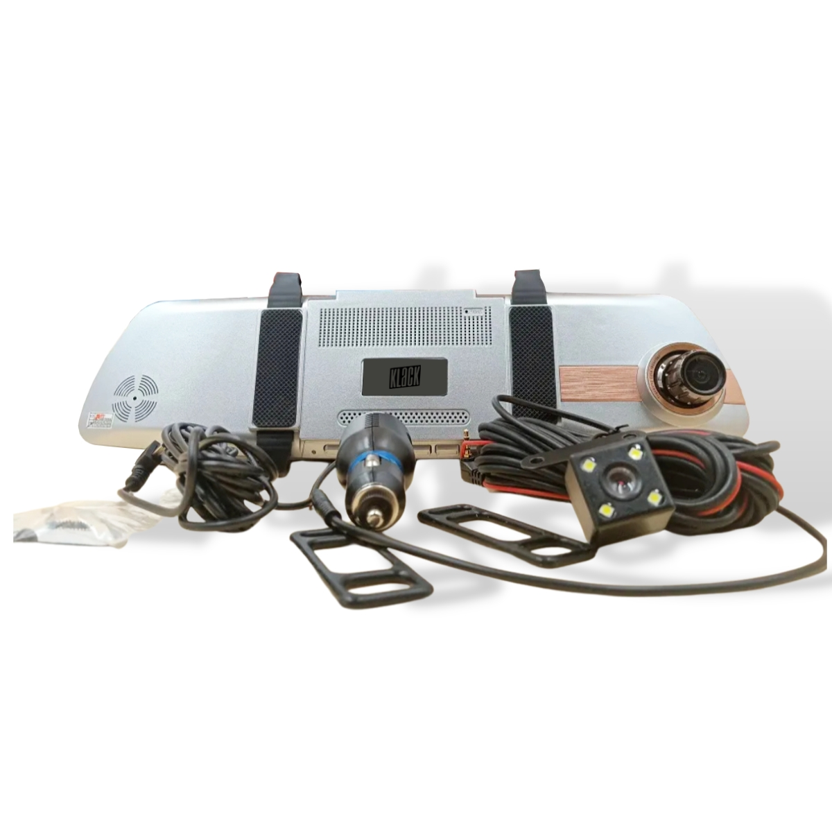 Cámara de salpicadero con espejo retrovisor para coche con varios cables y accesorios.