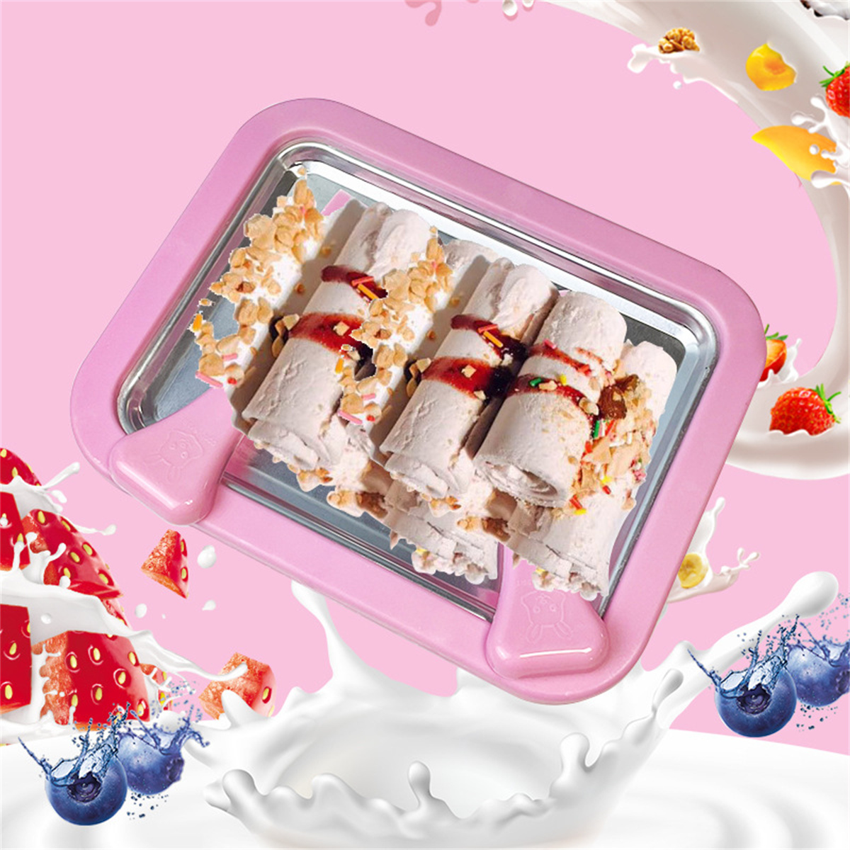 Máquina rosa para hacer rollos de helado con rollos y aderezos, y salpicaduras de leche. Fondo rosa.