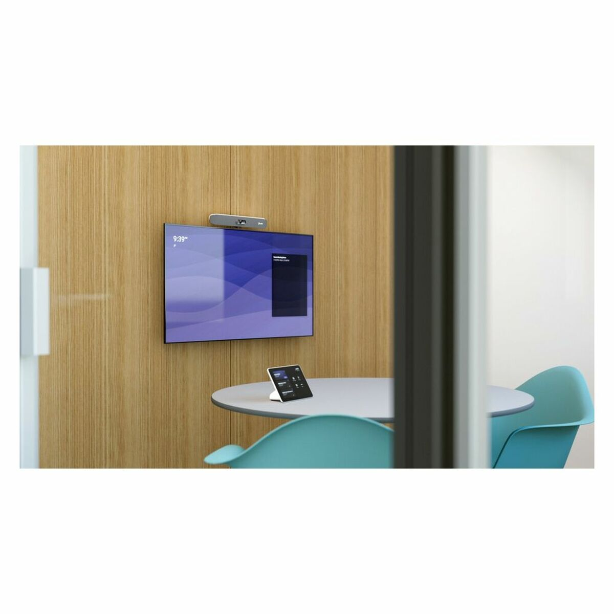 Configurazione moderna di una sala conferenze con schermo TV, tavolo con tablet e sedie turchesi. Parete in legno.