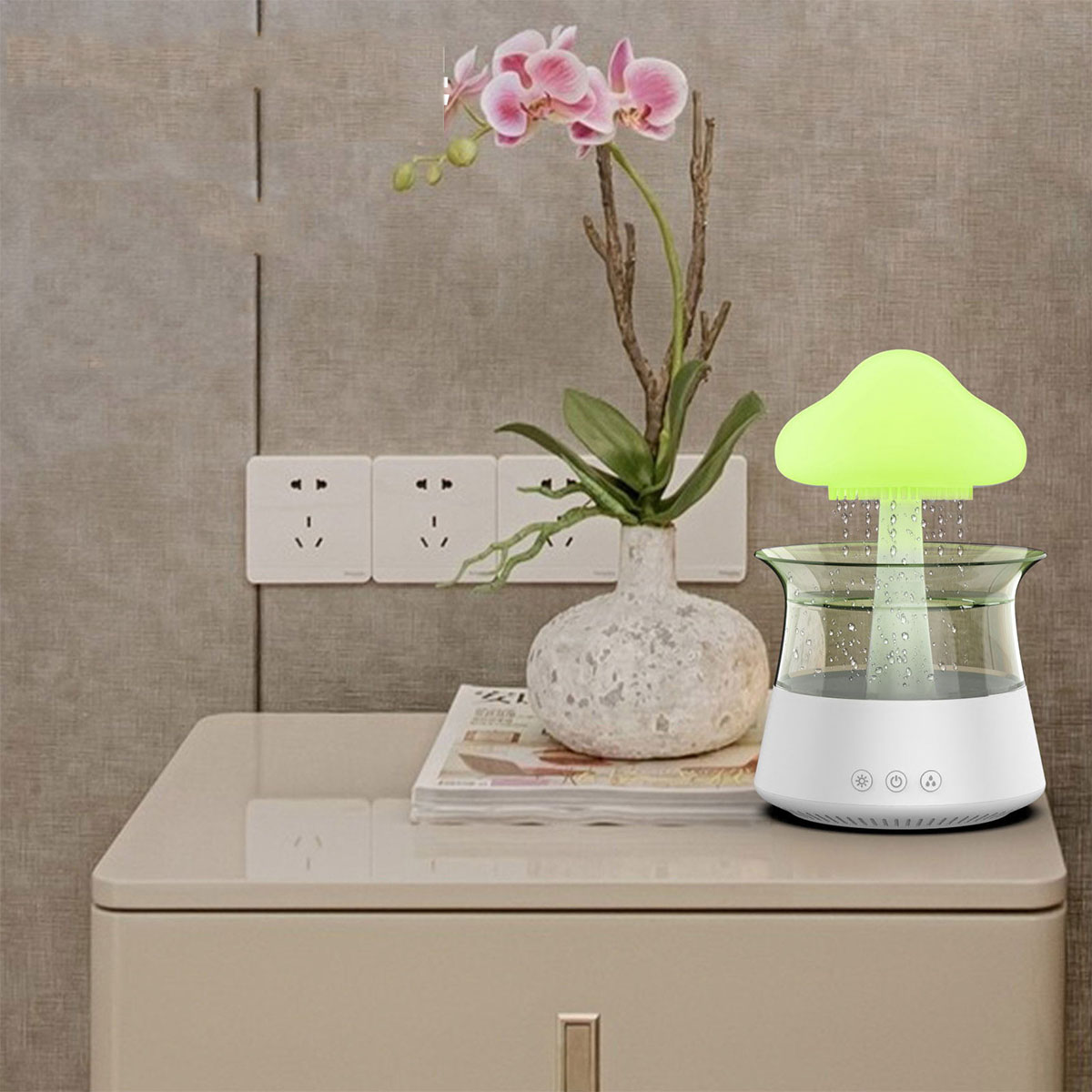 Pilzförmiger Luftbefeuchter mit Blume und Vase. Der Luftbefeuchter ist weiß und grün und gibt Dampf ab.