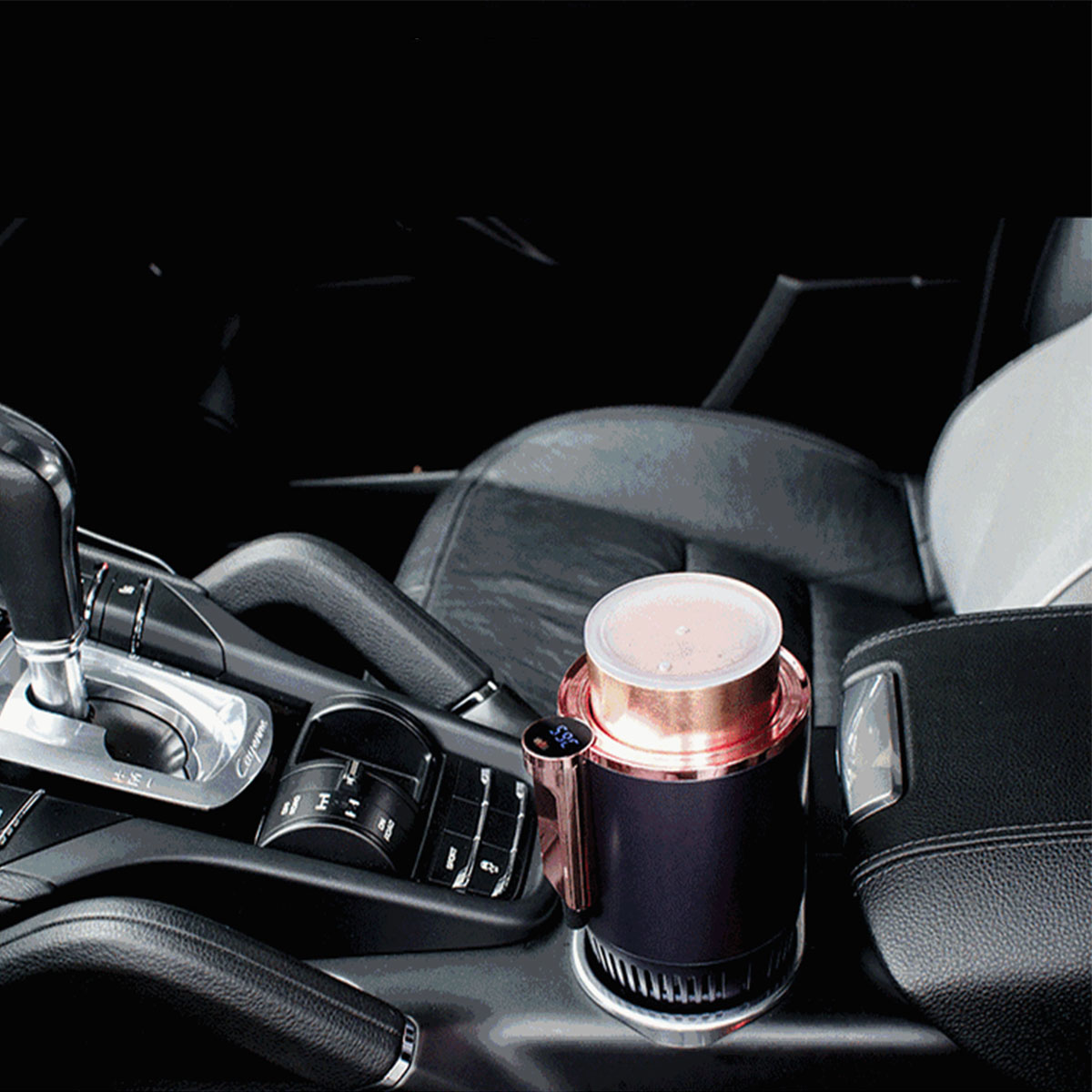 Ein Getränkehalter für das Auto mit einem Becher, der die Temperatur anzeigt.