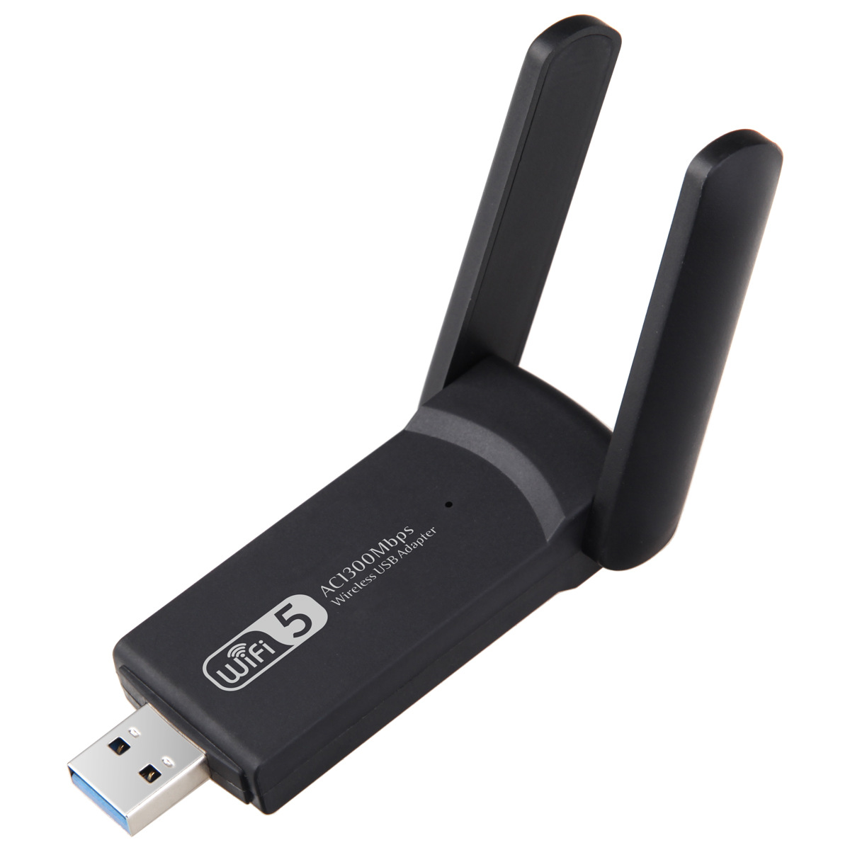 Ein schwarzer USB-WLAN-Adapter mit zwei Antennen und dem Wifi 5-Logo. Der USB-Anschluss ist sichtbar.