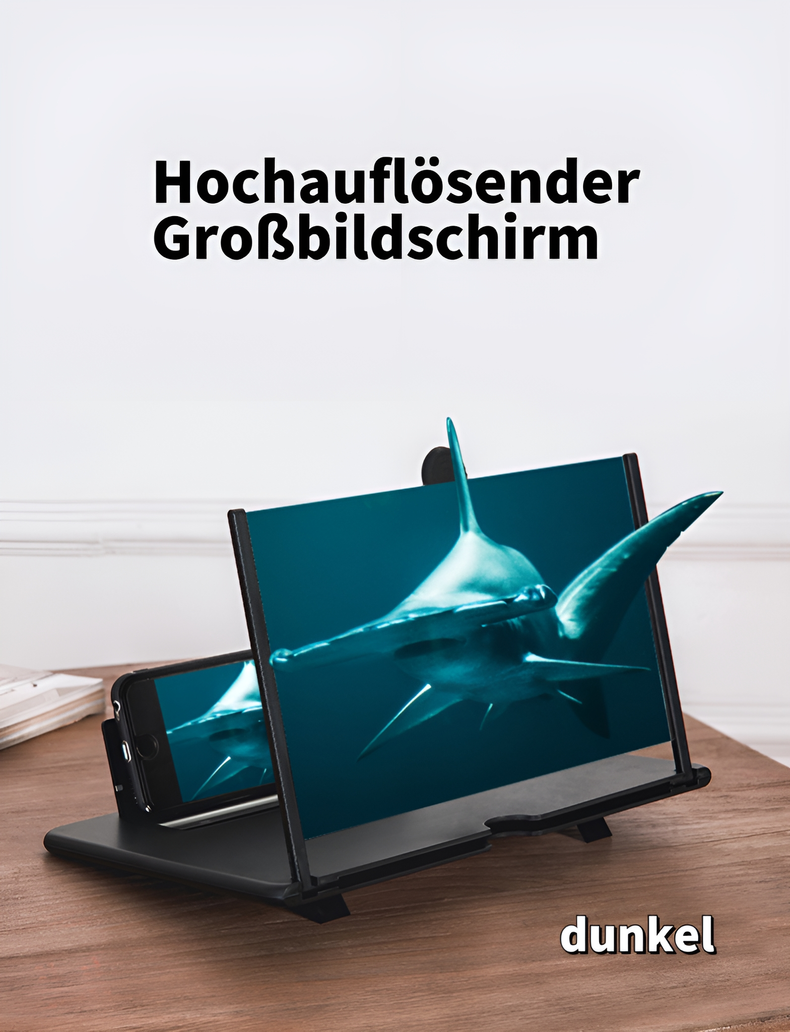 Ein Telefon, das ein Hai-Bild anzeigt, befindet sich vor einem vergrößernden Bildschirm.