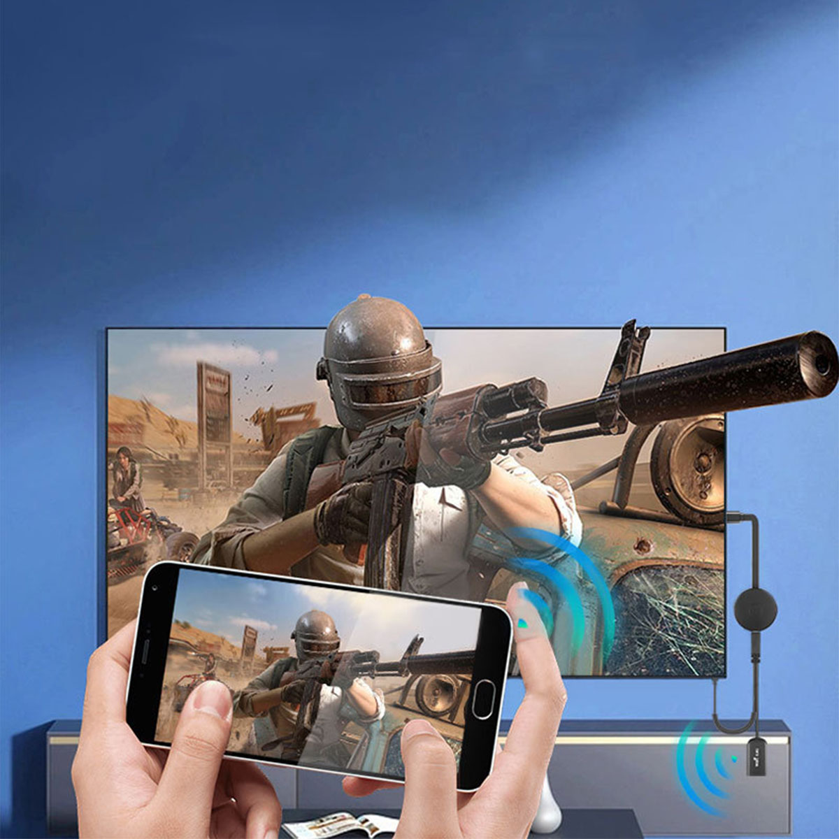 Person hält Telefon mit Spiel auf TV. TV zeigt Person mit Waffe.