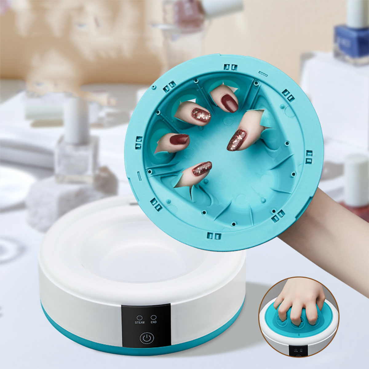 Ein Nagelbad, blau-weiß, mit Hand und Nagellackflaschen im Hintergrund.