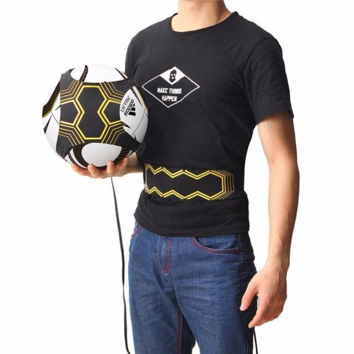 Un uomo che tiene un pallone da calcio e indossa una maglietta nera con un logo.