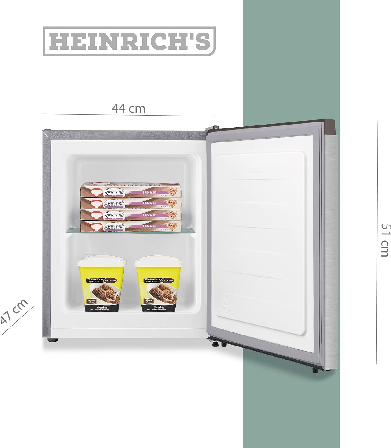 Ein kleiner Kühlschrank mit Lebensmitteln im Inneren und offener Tür.