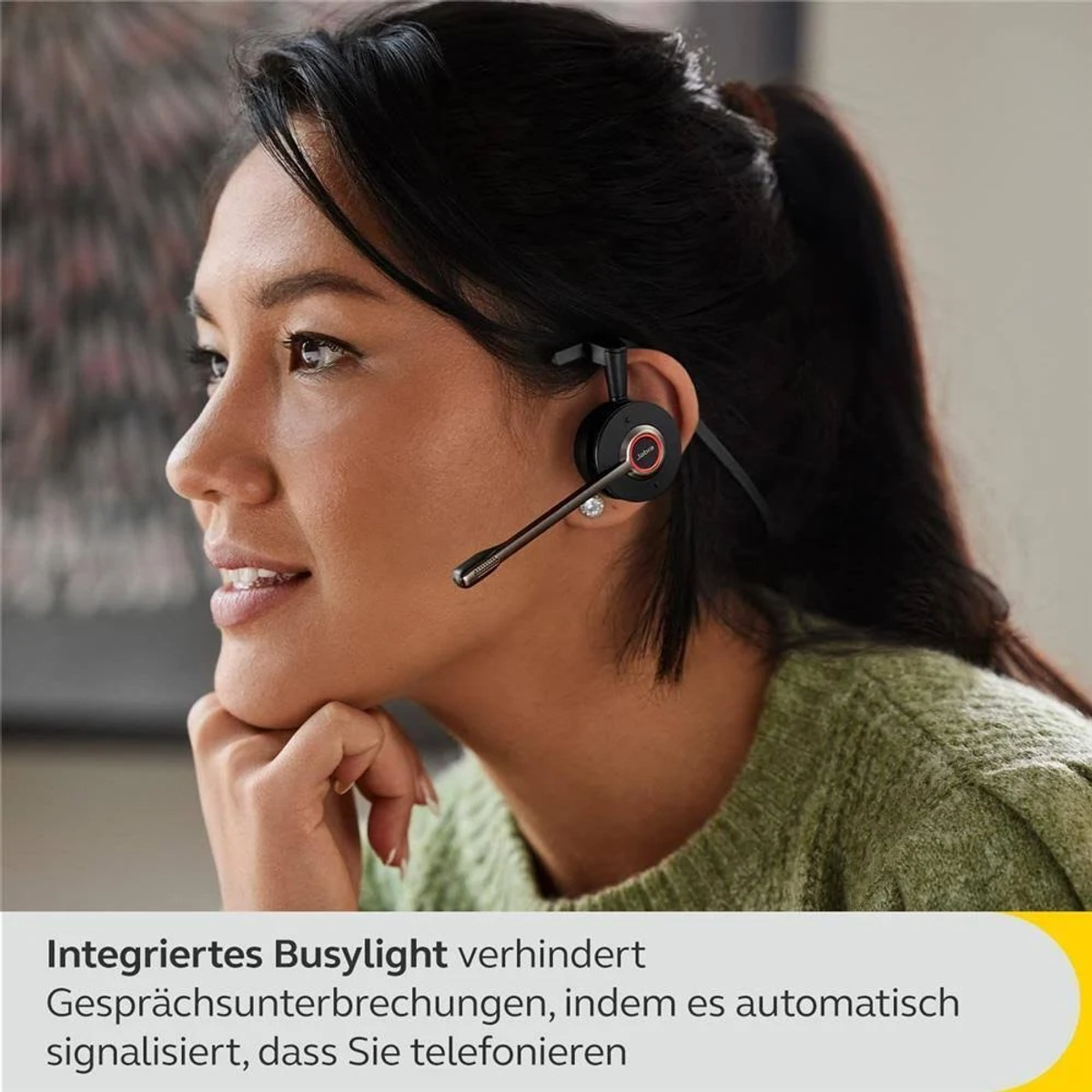 Donna con auricolare, sorridente. Testo in tedesco sotto: 'Integrated BusyLight prevents...'