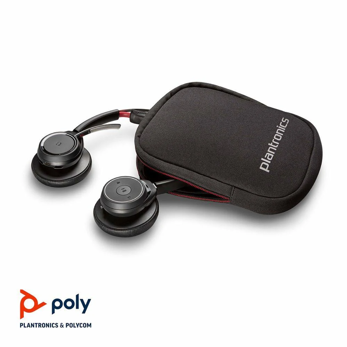 Schwarze Plantronics Kopfhörer in einem Etui. Plantronics- und Poly-Logos.