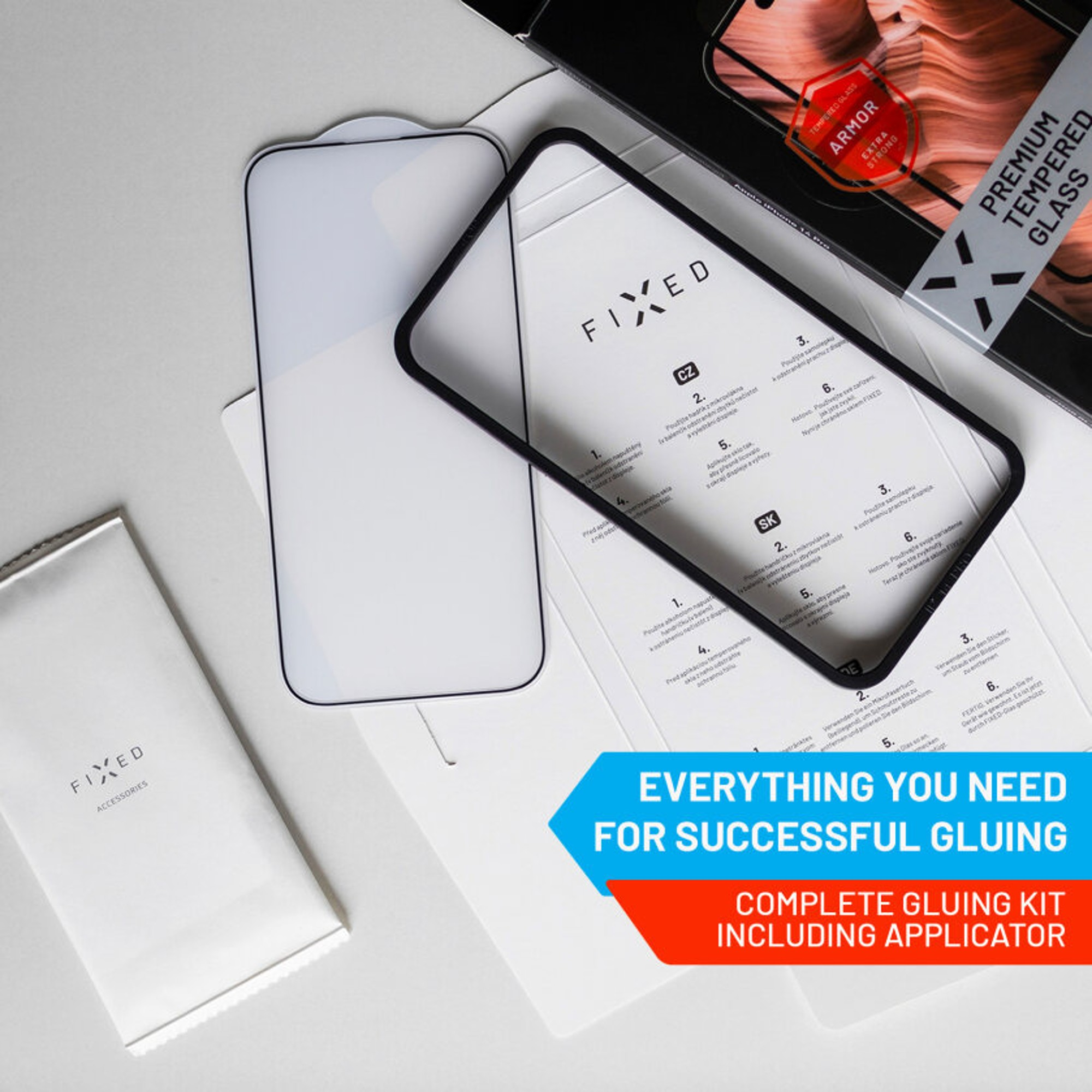 Eine offene Box mit Displayschutz, Telefon und Anweisungen.