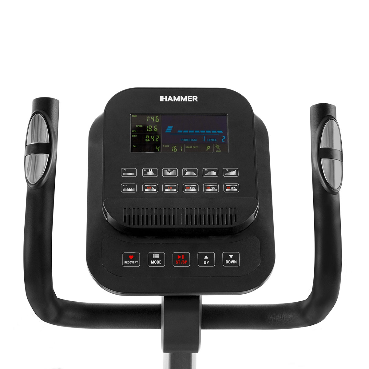 Ergometer-Konsole Nahaufnahme. Display zeigt Zeit, Geschwindigkeit und Programmniveau. Schwarz und Silber.