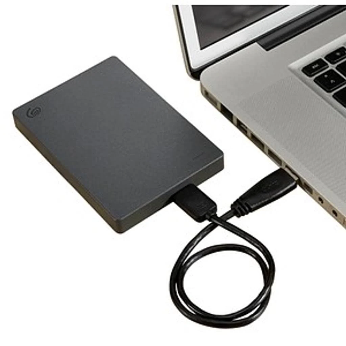 Czarny zewnętrzny dysk twardy podłączony do laptopa.