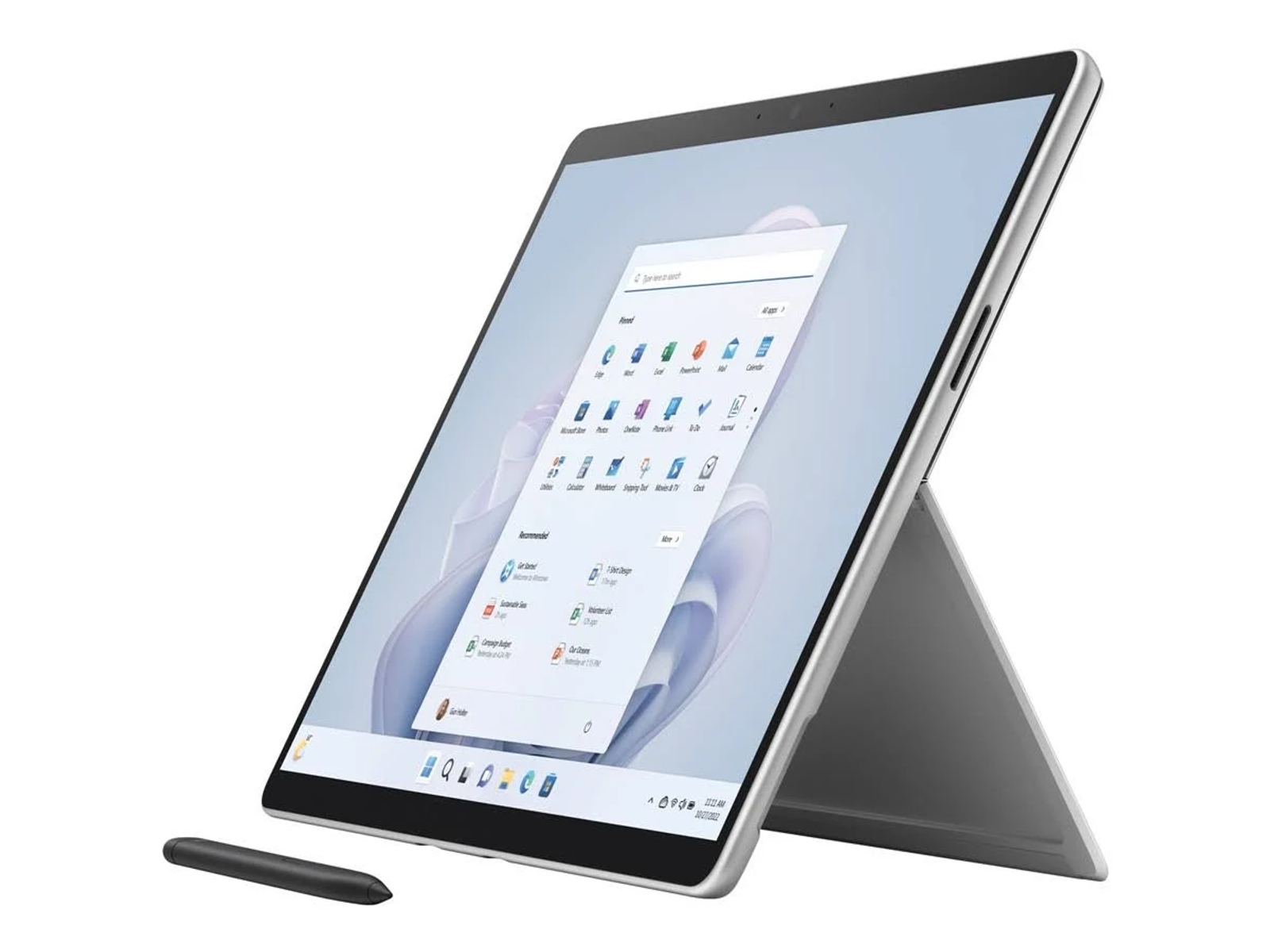 Tablet argento su supporto, con penna stilo. Lo schermo mostra l'interfaccia Windows.