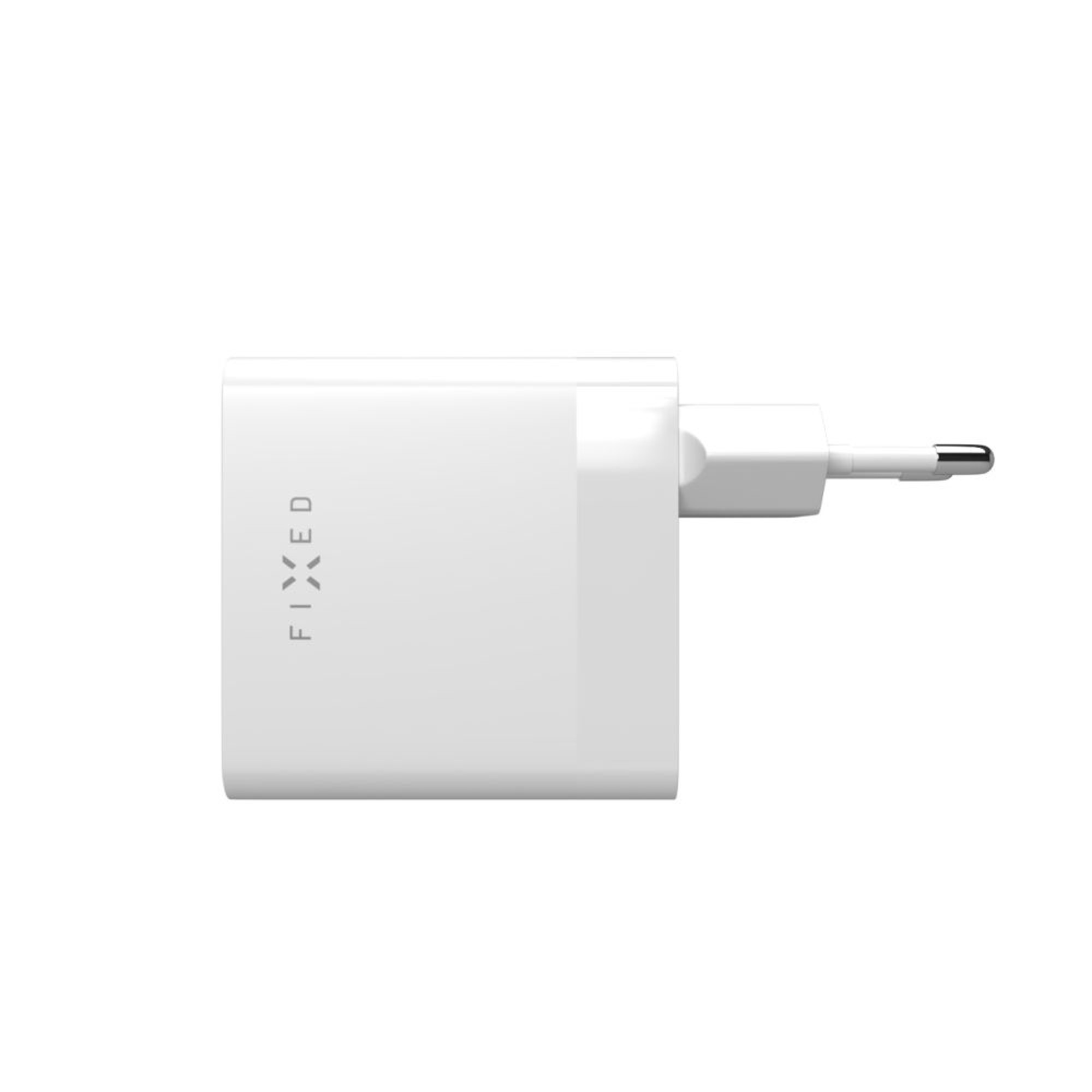 Ein weißes Wandladegerät mit Stecker auf weißem Hintergrund.