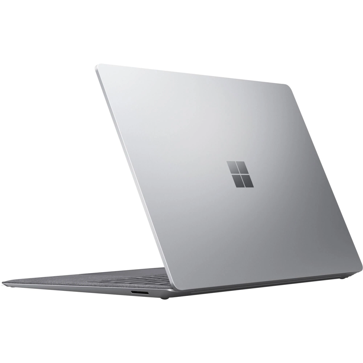 Ein silberner Laptop wird mit geöffnetem Deckel gezeigt.