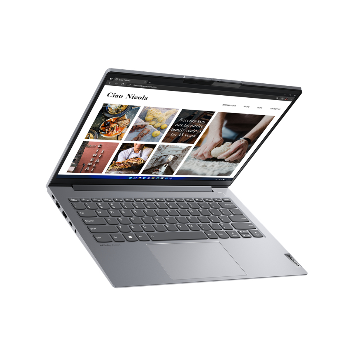 Laptop mit geöffneter Website, die Bilder und Text zeigt. Graue Tastatur und Gehäuse.