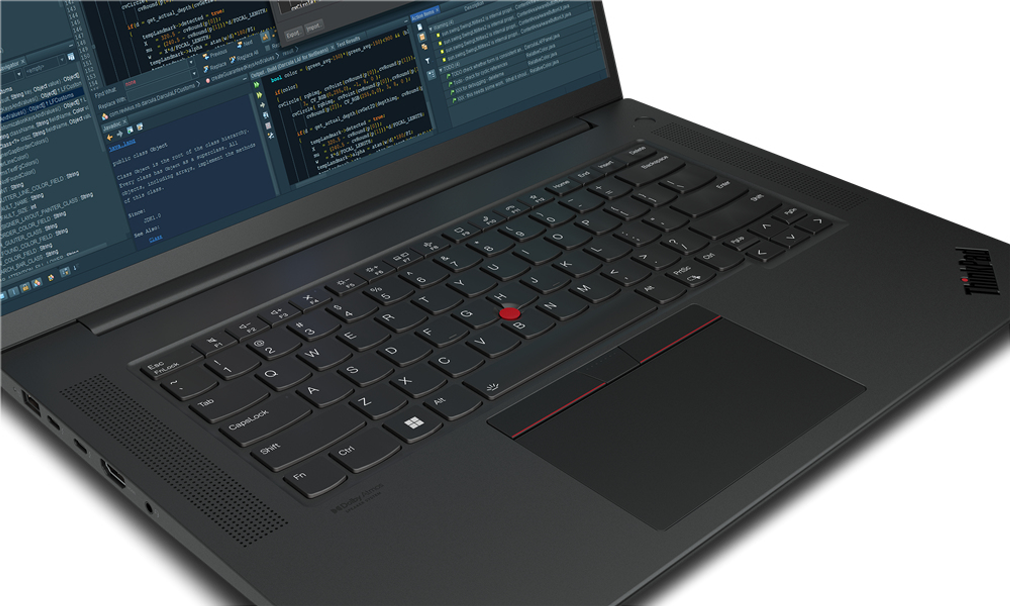 Primo piano di tastiera e trackpad di un laptop nero. Codice sullo schermo.