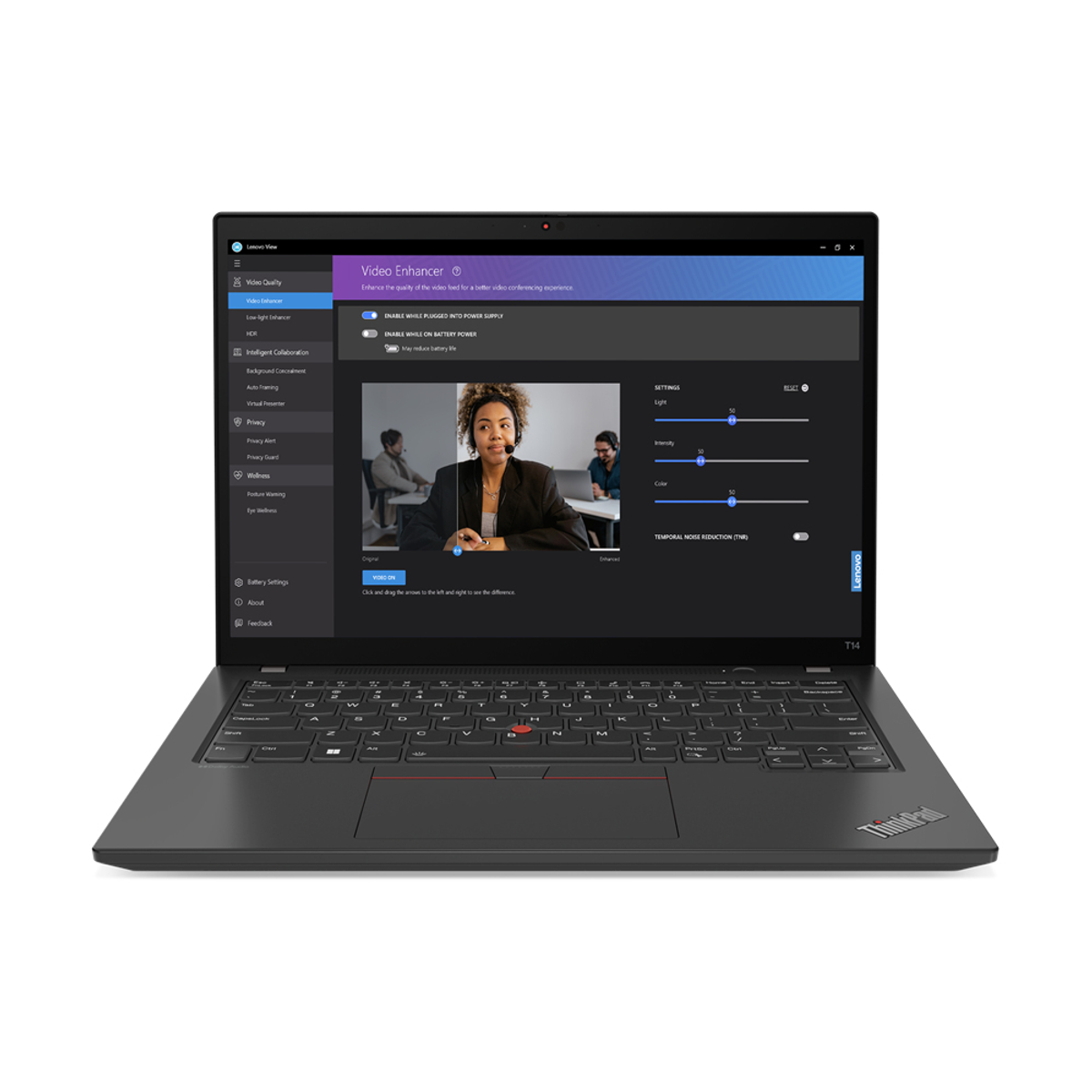 Schwarzer Lenovo Laptop, Bildschirm zeigt Video-Enhancer-Einstellungen. Eine Person auf dem Bildschirm ist in einem Videoanruf.