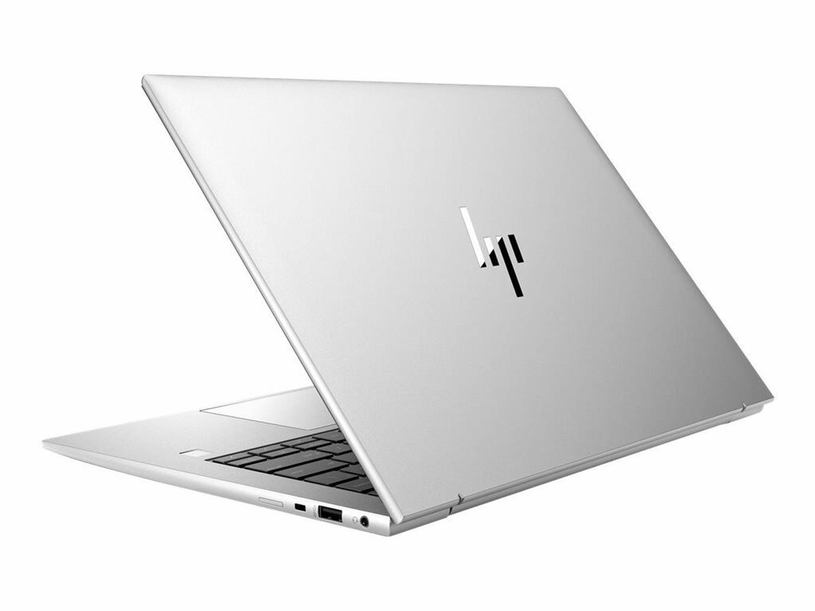 Silberner Laptop abgewinkelt, zeigt die Rückseite des Bildschirms mit dem HP-Logo. Weißer Hintergrund.