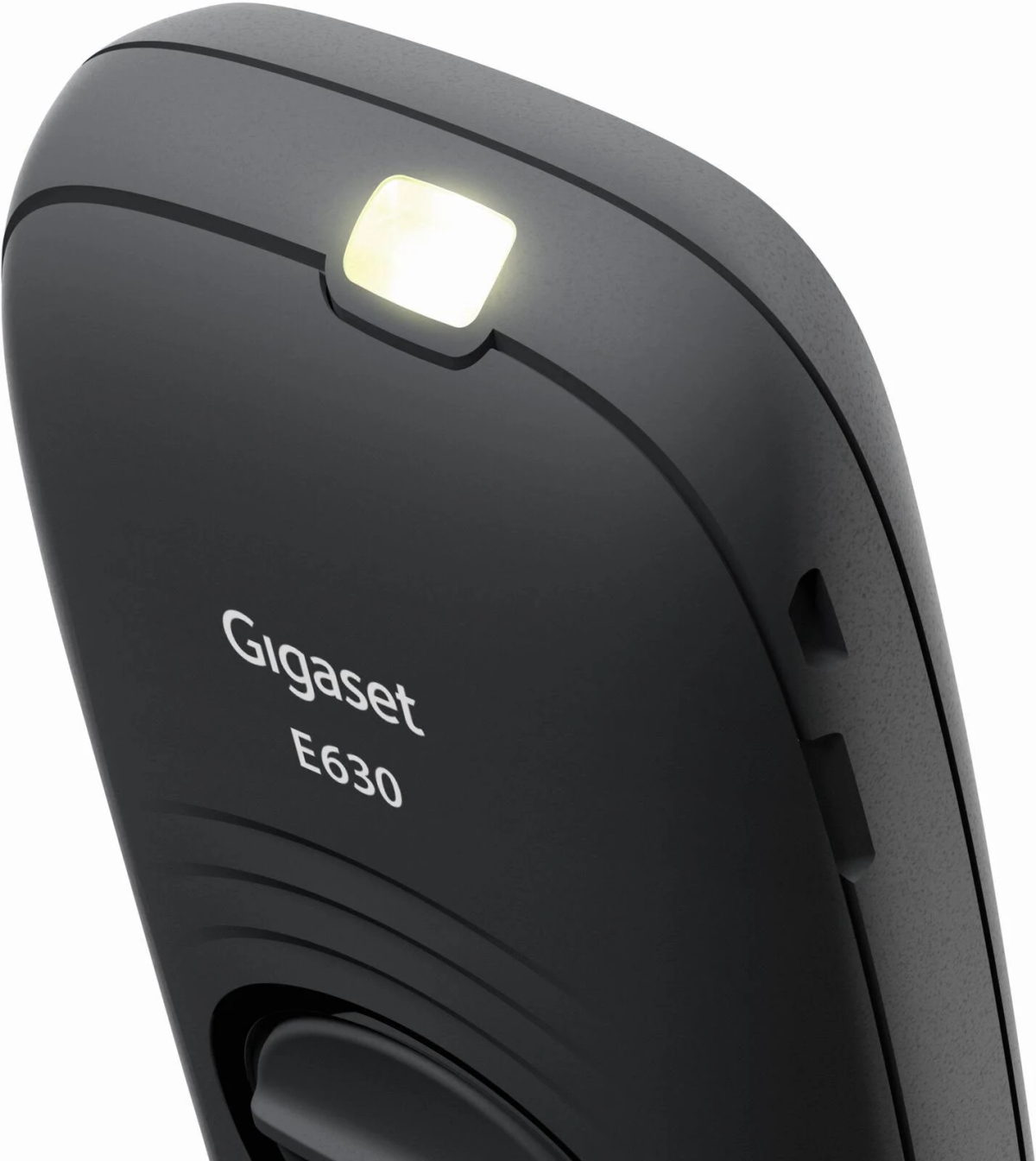 Czarny telefon Gigaset E630 z małą latarką na górze. Tło jest białe.