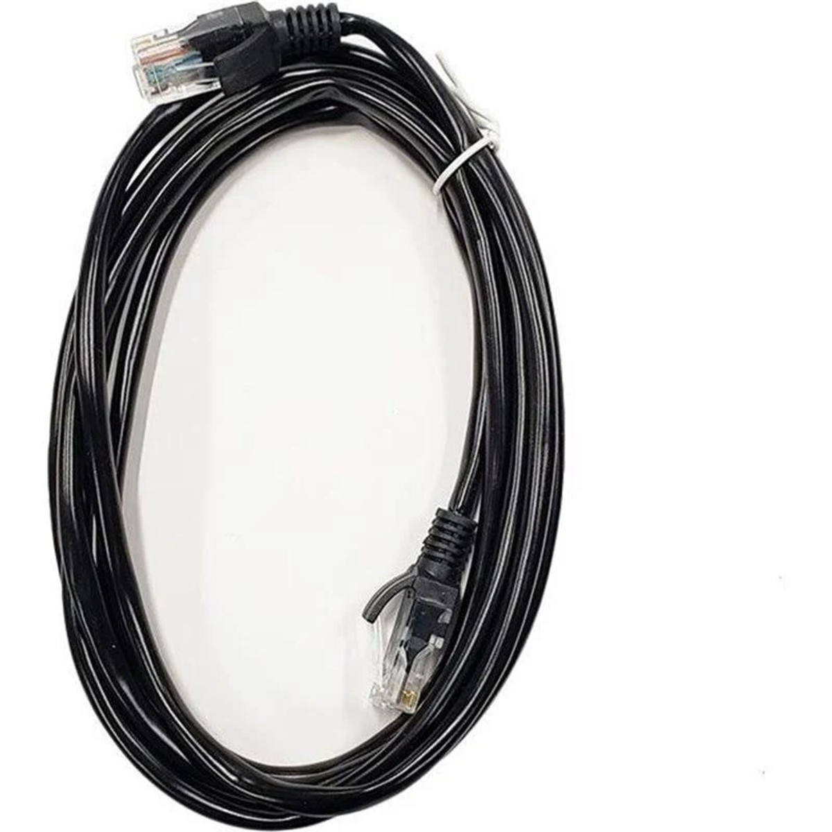 Czarny kabel Ethernet, zwinięty. Widoczne dwa złącza.