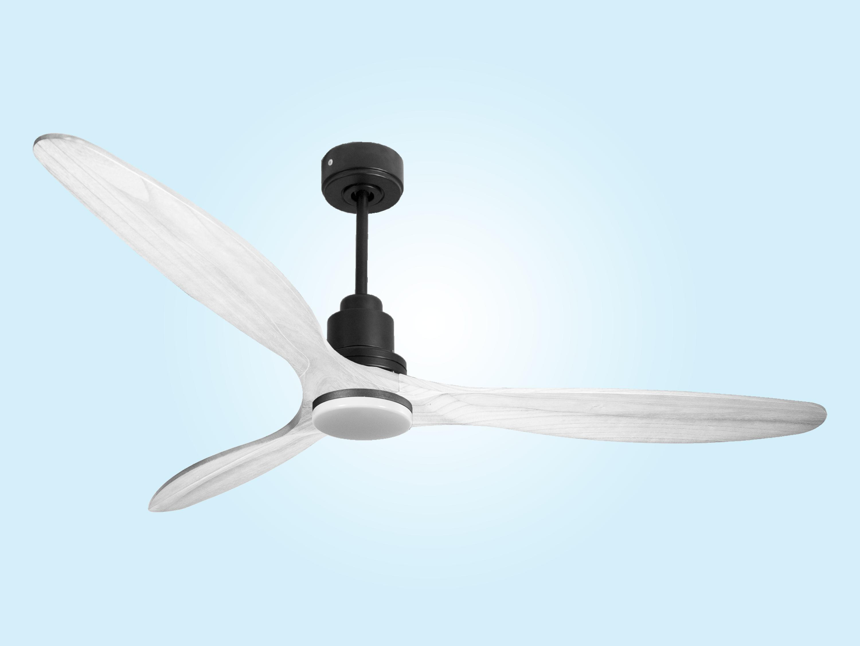 Ventilador de techo con tres aspas blancas, motor negro, fondo azul.